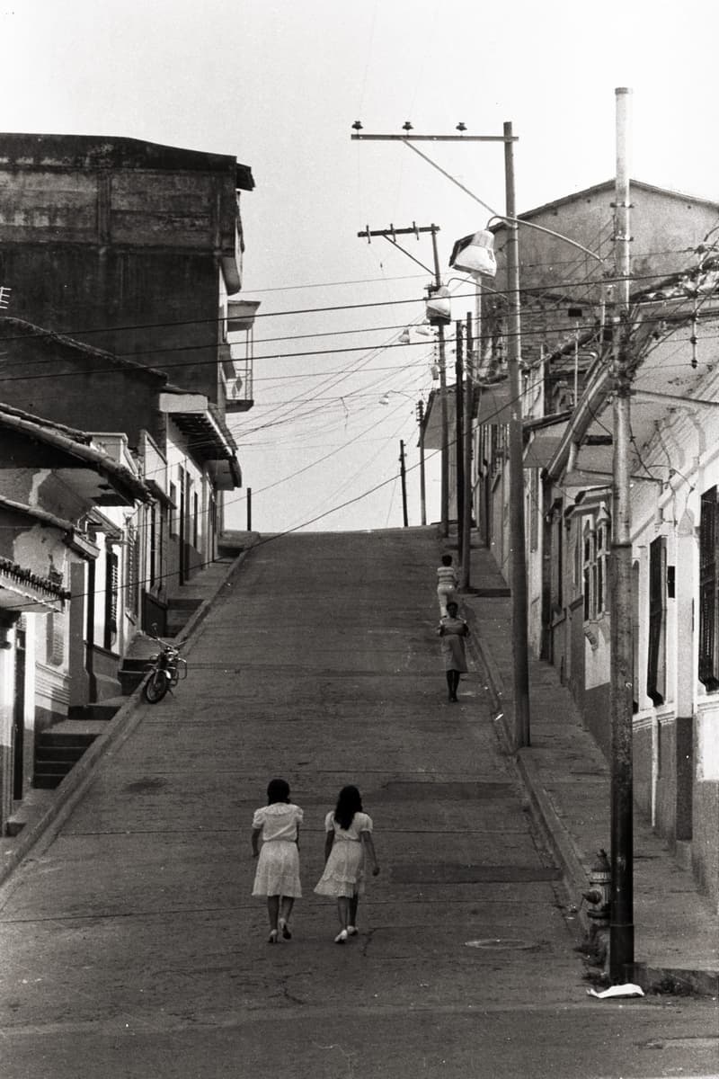 Dos caminantes en la cuesta, fotografía de Chalo Rojas