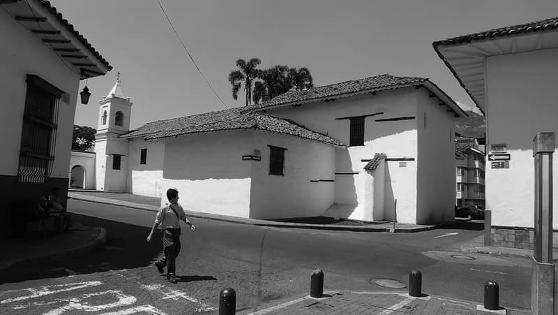 La esquina de la iglesia, fotografía de Chalo Rojas