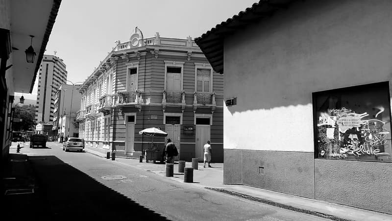 Fachada con sombrilla, fotografía de Chalo Rojas