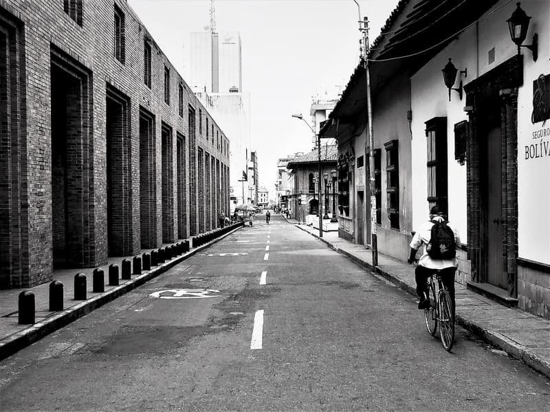 Ciclista de la calle estrecha, fotografía de Chalo Rojas