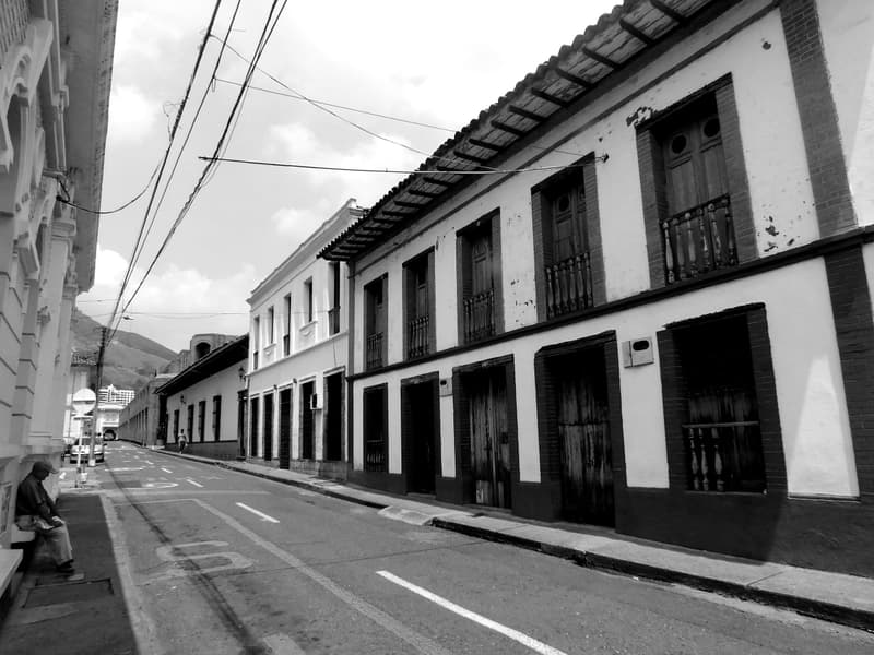 Balcones y cables, fotografía de Chalo Rojas