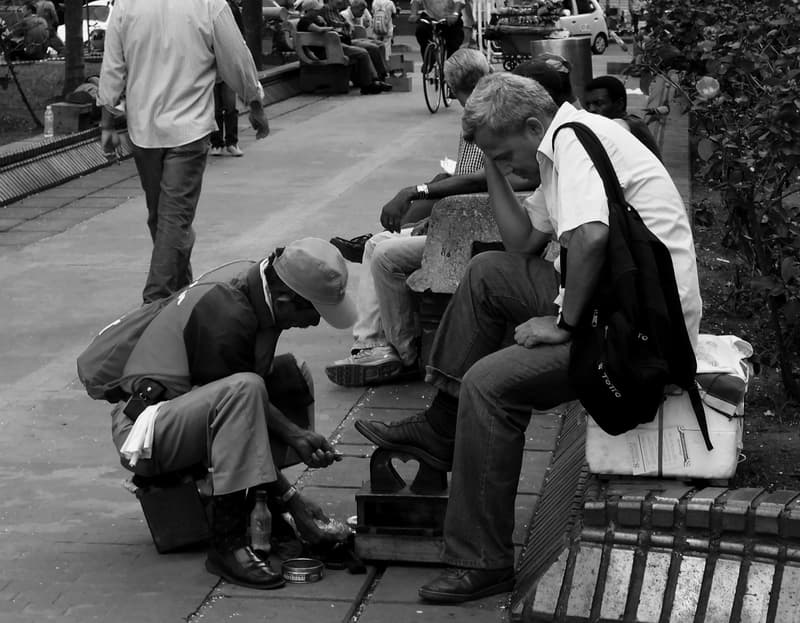 El brillo de los zapatos, fotografía de Chalo Rojas