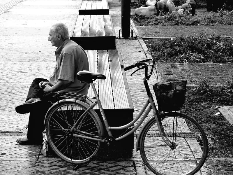 Descanso junto a la bicicleta, Fotografía de Chalo Rojas