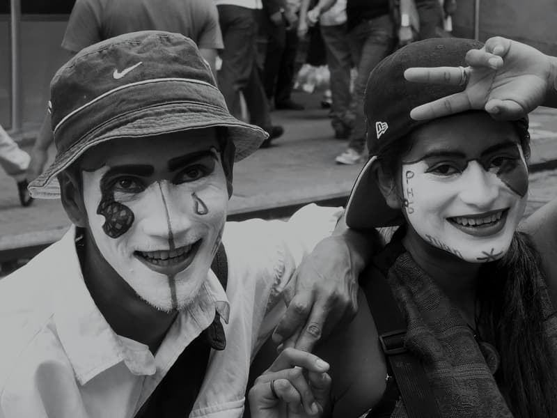 Dos máscaras, una sonrisa, Fotografía de Chalo Rojas