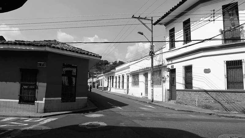 Calle de fachadas blancas, Fotografía de Chalo Rojas