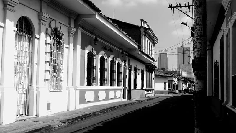 La calle en penumbra, Fotografía de Chalo Rojas