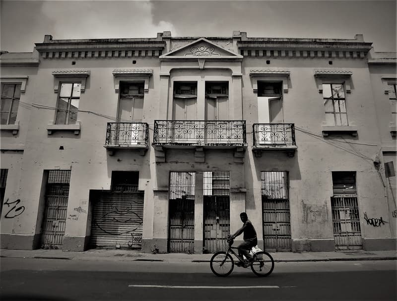 Bicicleta frente a la fachada, Fotografía de Chalo Rojas