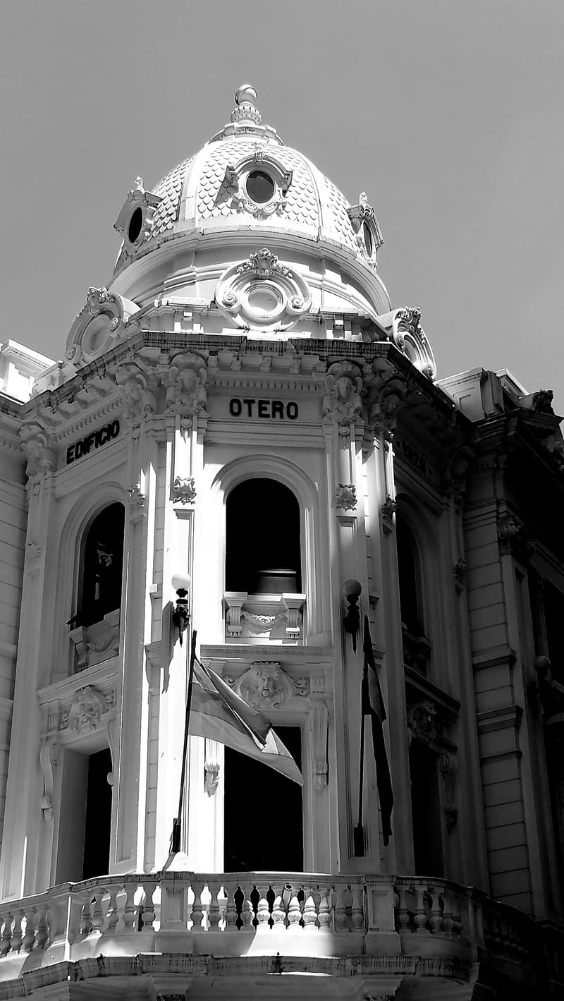 Torre contra el cielo, Fotografía de Chalo Rojas