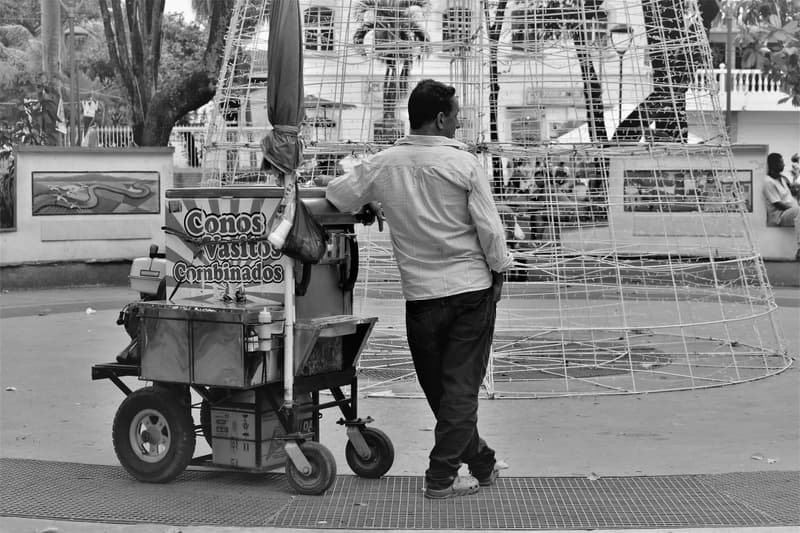 El vendedor y su carro, Fotografía de Chalo Rojas