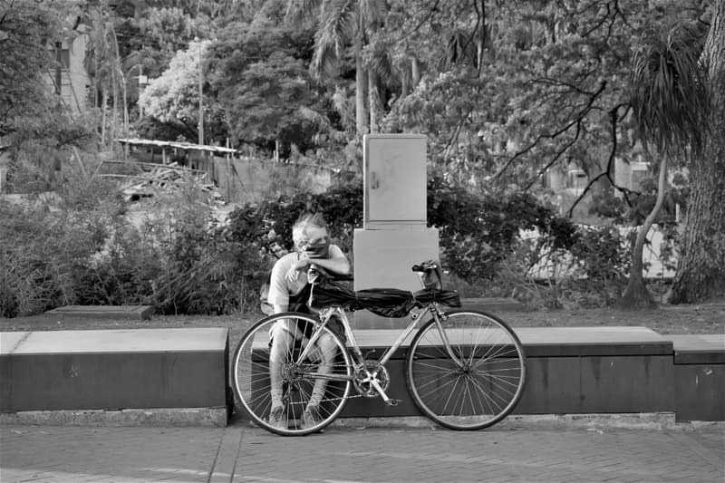 Esperar con la bicicleta, Fotografía de Chalo Rojas