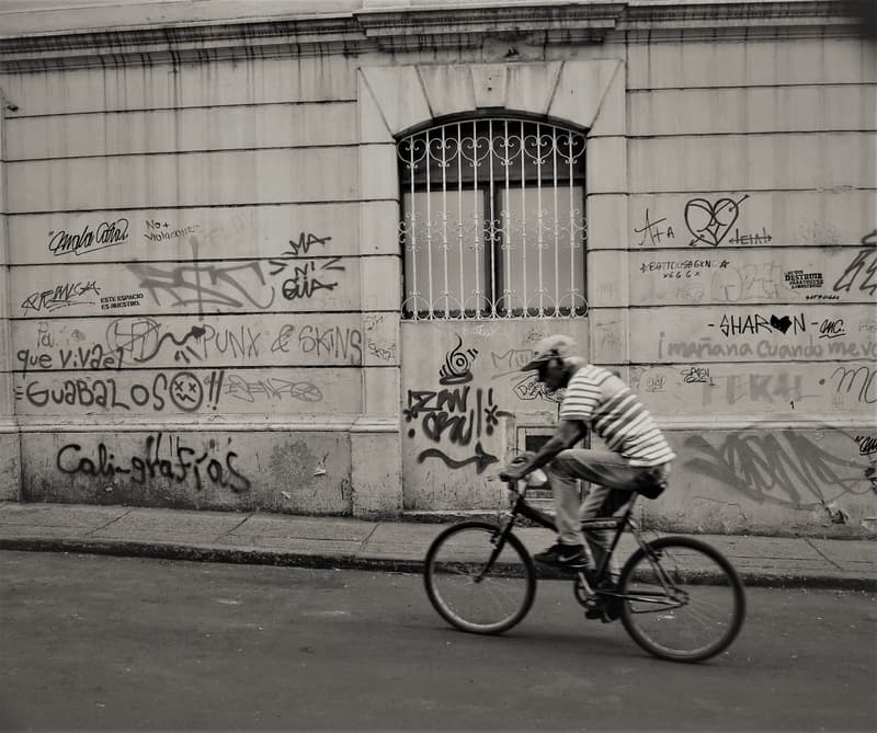 Pedalear entre grafitis, Fotografía de Chalo Rojas